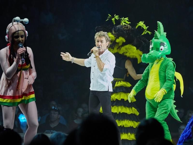 Sänger Charlotte Klausner als Schnecke (l-r), Peter Maffay und die Schauspielerin Sophia Schönert als Tabaluga. Foto: Georg Wendt