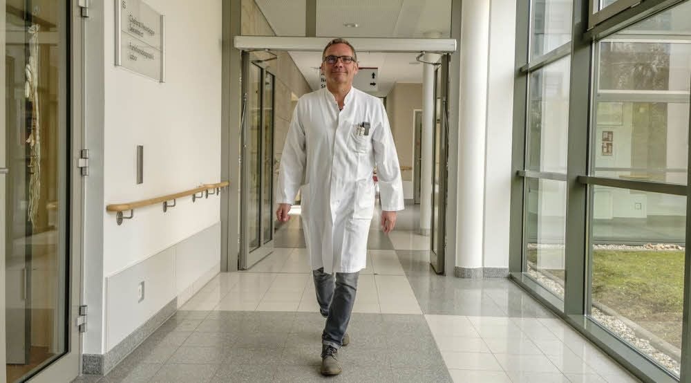 Der Neurologe Philipp Feige arbeitet in der Wittenberger Bosse Klinik und engagiert sich fürs Anhaltische Theater in Dessau.