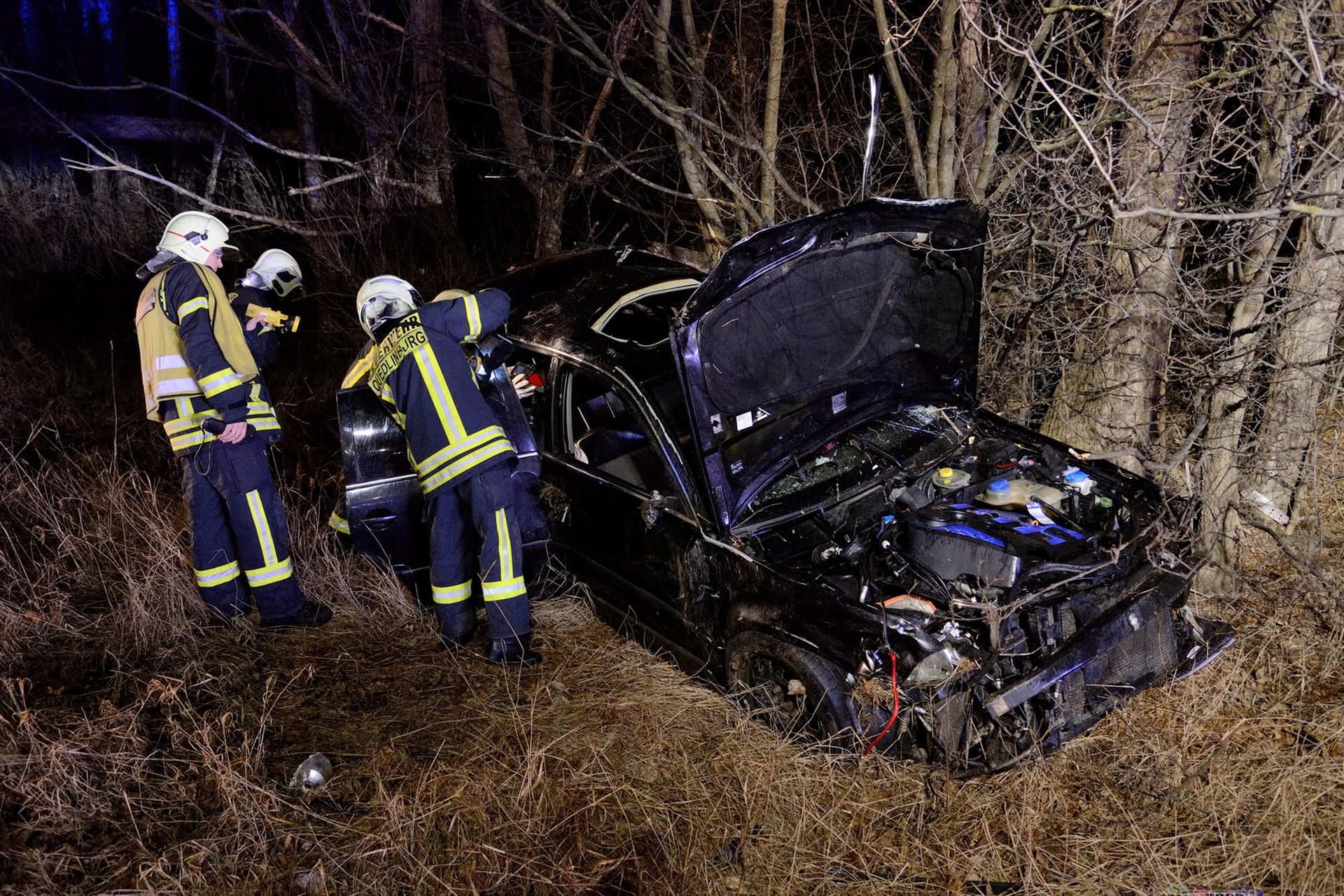 Rettungskräfte an der Unfallstelle hinter dem Ortsteil Münchenhof in Richtung Quedlinburg.