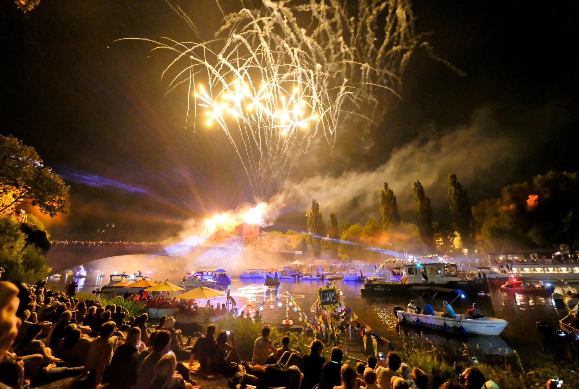 Das Laternenfest am Samstag in Halle war gut besucht und endete mit einer grandiosen Lasershow inklusive kleinem Feuerwerk.