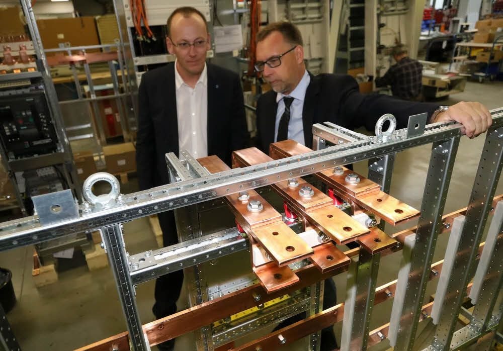 Geschäftsführer Carsten Rudolf (re.) führt Oberbürgermeister Sven Strauß durch die Montagehalle der Firma.