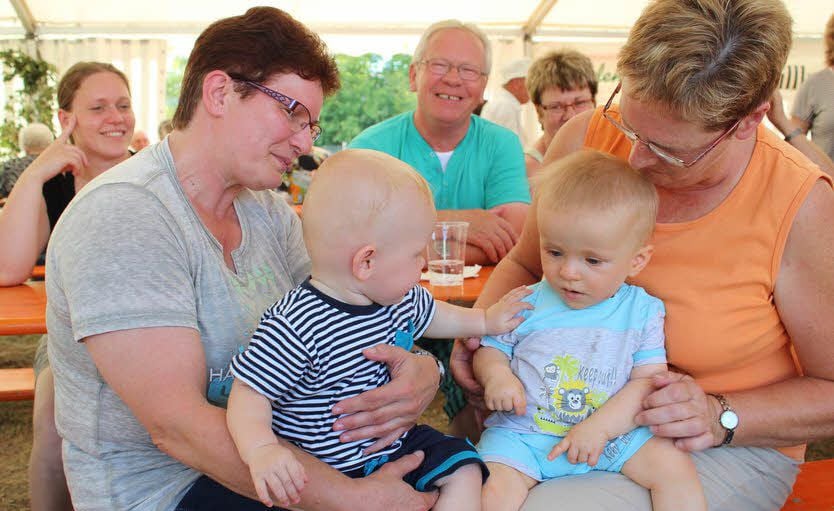Mit neun Monaten das erste Mal auf dem Heimatfest in Mönchehofe: Sam auf dem Schoß von Oma Silvia Schwenk und Teejay gehalten von Oma Sigrun Sander.