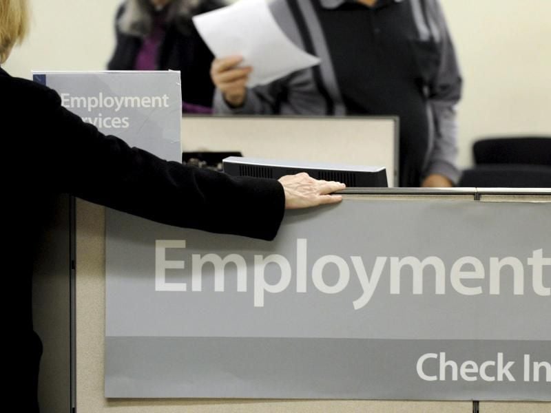 Eine Arbeitssuchende wird in einem Jobcenter in New York beraten. Foto: epa Justin Lane/EPA/dpa