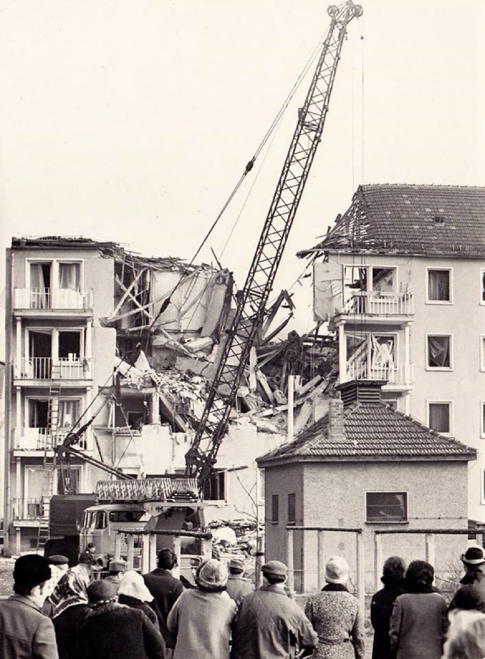 Viele Schaulustige begaben sich am 24. Januar 1973 zu dem Unglücksort. Die Rettungskräfte konnten sechs Menschen nur noch tot bergen, darunter auch ein Kind.