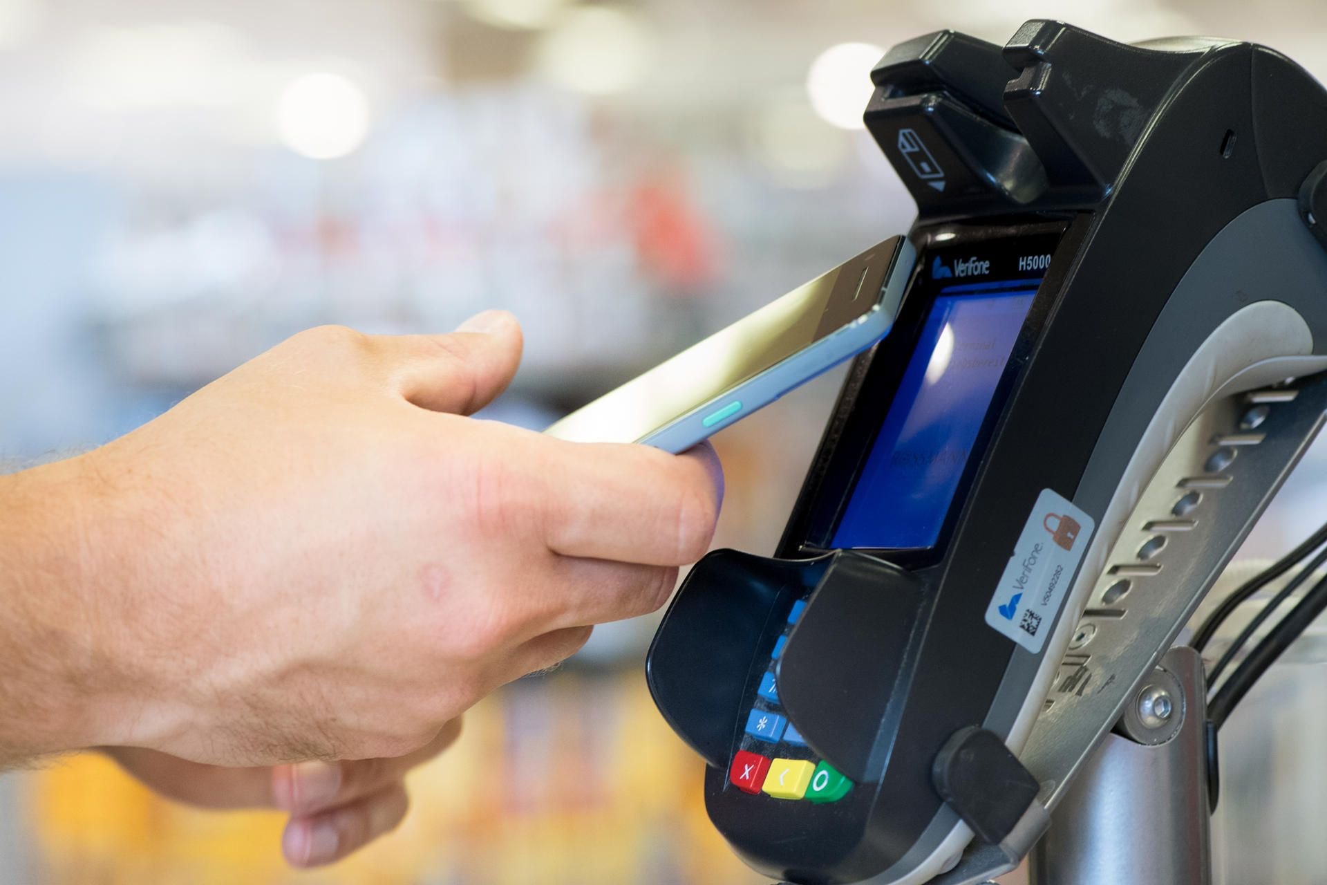 Einfach Handy raus - und schon ist der Einkauf bezahlt. Immer mehr Anbieter bringen auch in Deutschland Mobile Pay-Möglichkeiten auf den Markt.