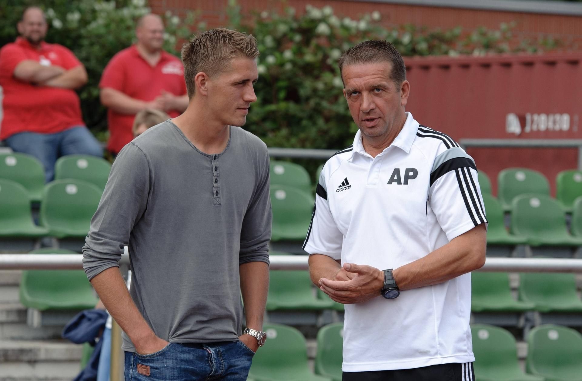 Direktes Duell im DFB-Pokal: Sohn Nils tritt mit dem SC Freiburg bei Germania Halberrstadt an, das von Vater Andreas Petersen trainiert wird.