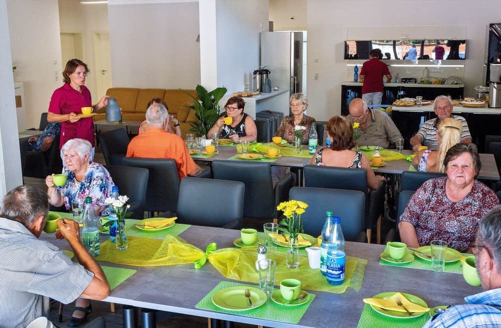 Direkt an den großen Aufenthaltsraum grenzt ein Küchenbereich an, wo auch mal gemeinsam gekocht werden könnte. Vor der offiziellen Eröffnung am 1. August gab es einen Schnuppertag, an dem sich Interessierte die Tagespflege anschauen konnten.