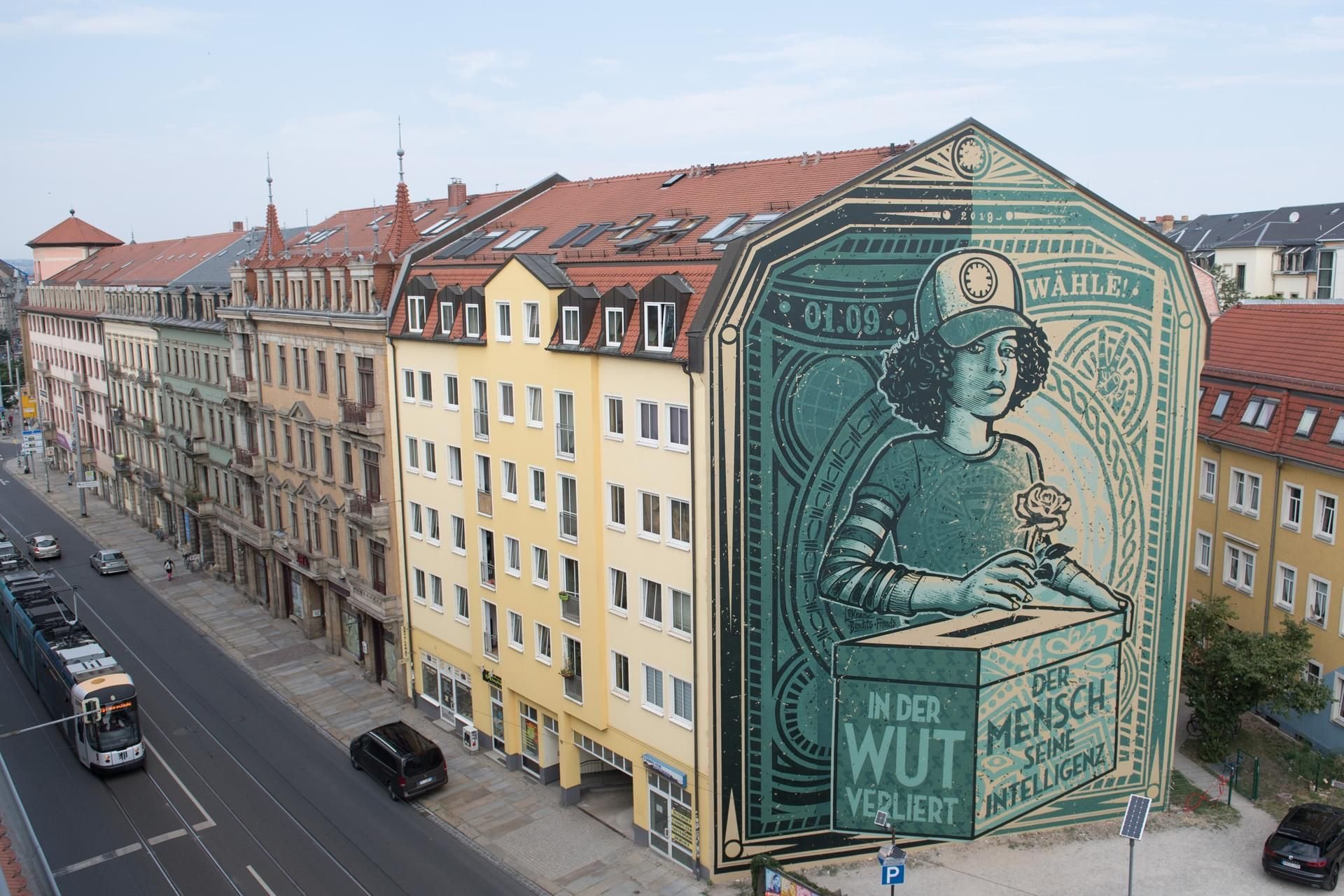 An einer Hauswand in der Dresdner Neustadt nahe der berühmten Pfunds Molkerei prangt jetzt dieses Bild.