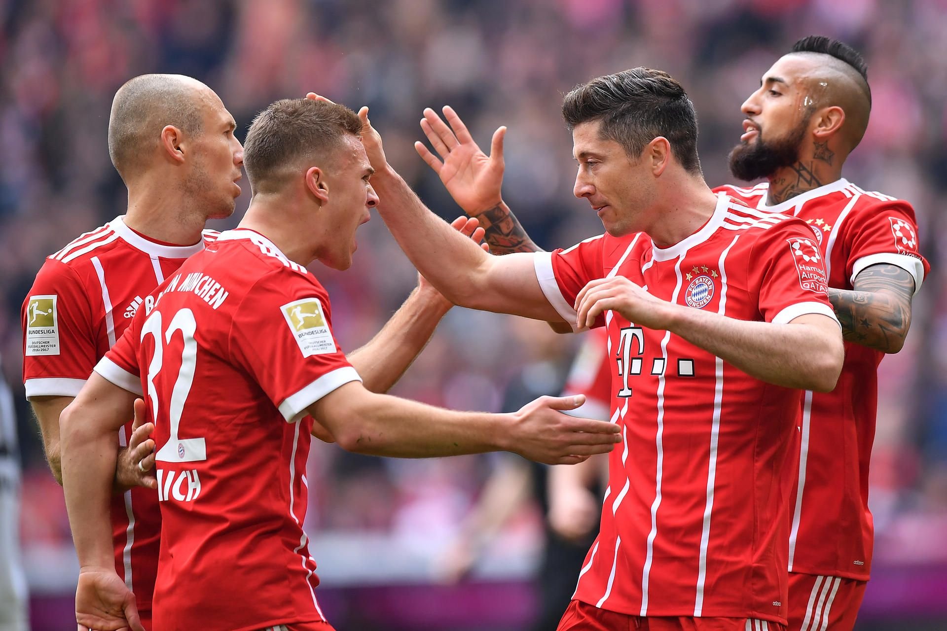 Die Spieler des FC Bayern München feiern den Treffer zum 2:0.