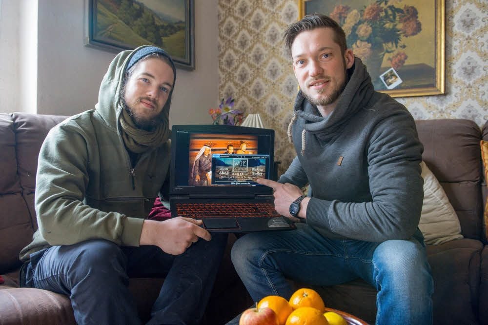 Leo (l.) und Joe Schumann sind die Gründer der „Station Endlos“ in Halle Ost. Mit einem Teil der Crew geht’s jetzt nach Jordanien.