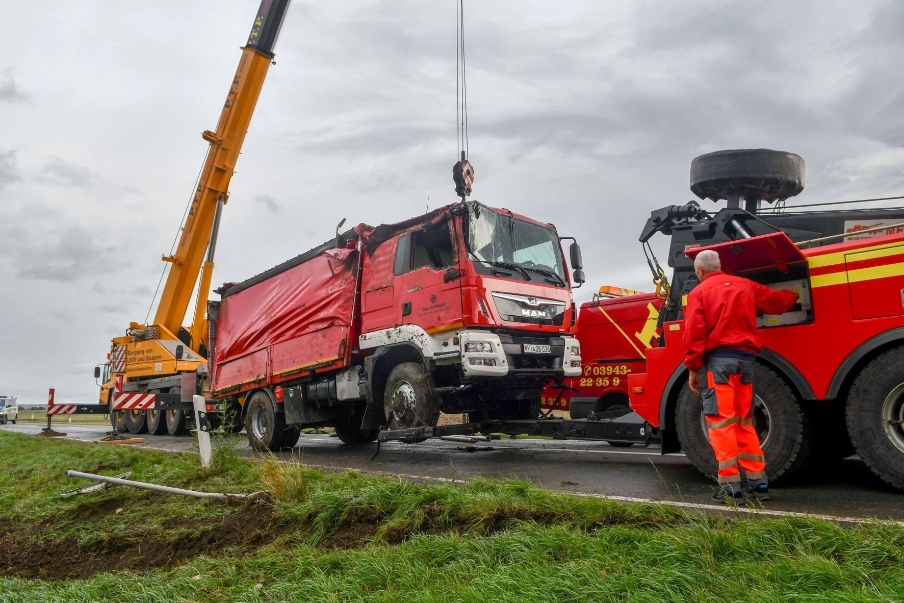 Mit Hilfe eines Autokranes wurde der umgekippte Feuerwehr-Lkw aufgerichtet und anschließend abgeschleppt.
