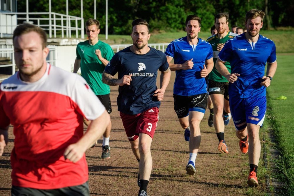 Beim Cooper-Test, einem Zwölf-Minuten-Lauf, im Stadion: die vorjährigen Leistungsträger Florian Pfeiffer (v.r.), David Heinig, Tom Hanner, Kenny Dober.