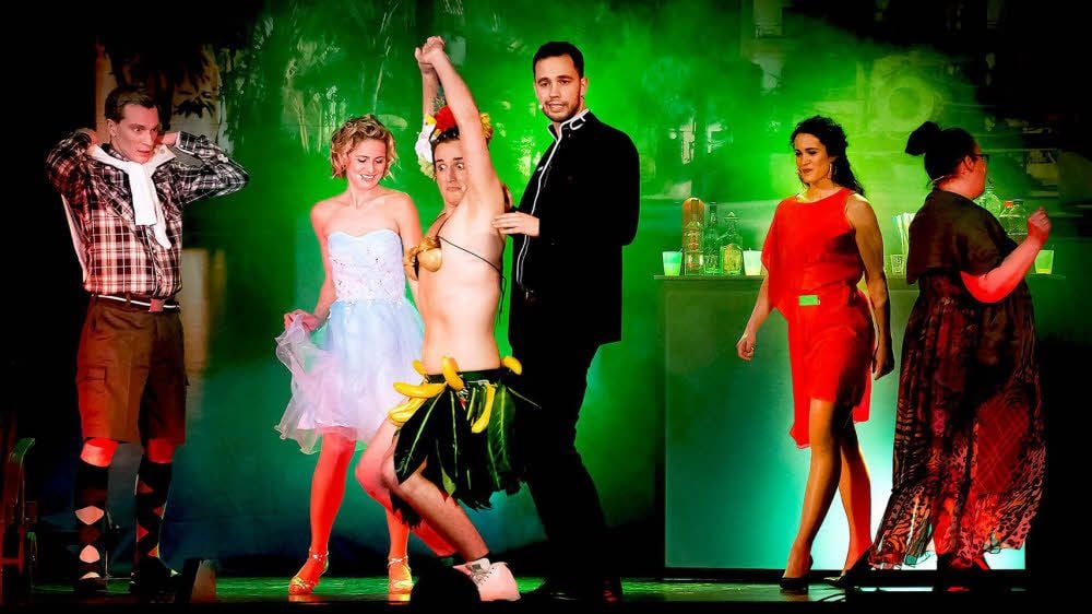 Musical-Premiere am Bitterfelder Stadthafen: Am 2. Juni ist die Show „Ab in den Süden“ am Goitzsche-See zu sehen.