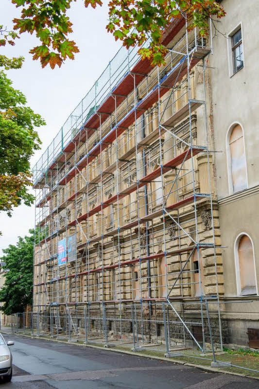 Das Gerüst an der Fassade zur Grochlitzer Straße zeugt von Sanierungsarbeiten am Dach.