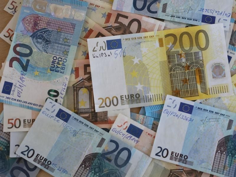 Kein Geld verschenken! Foto: Bernd Wüstneck/dpa/Illustration