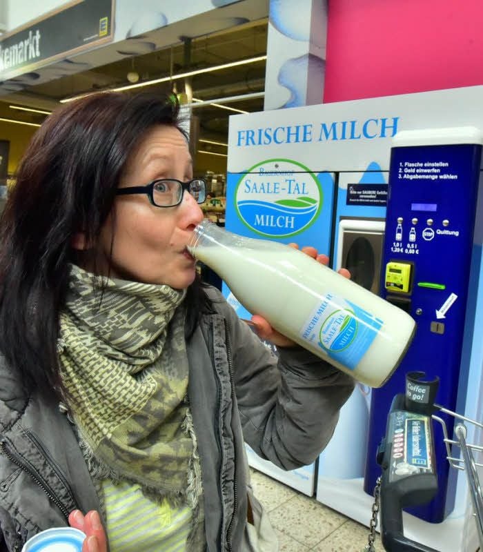 Annett Ritzer aus Weißenfels gehörte zu den ersten Kunden, die sich frische Milch an der neuen Milchtankstelle „gezapft“ haben.