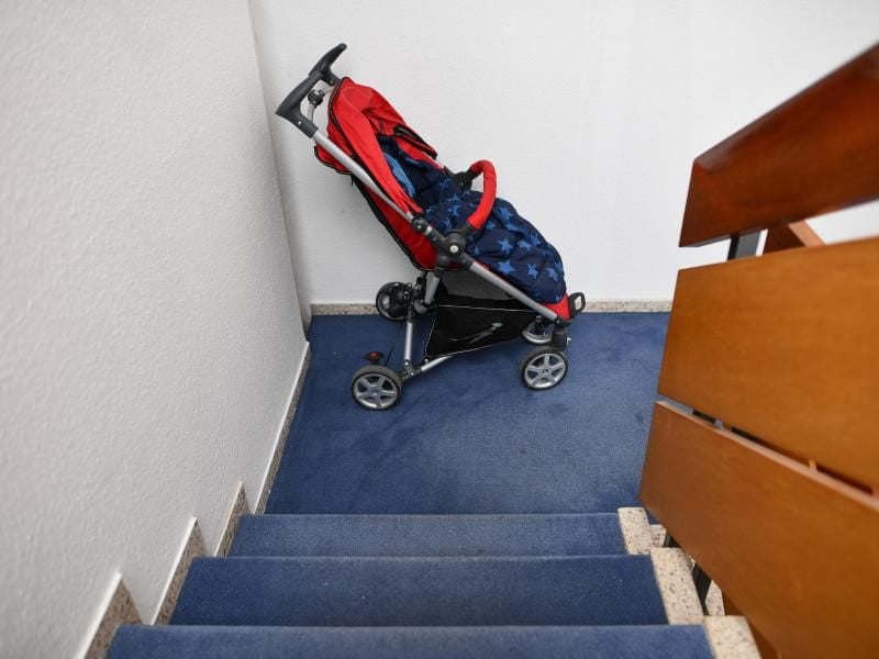Die Wohnung ist zu klein. Aber darf man den Kinderwagen dann einfach so im Treppenhaus abstellen?. Foto: Uwe Anspach/dpa-tmn