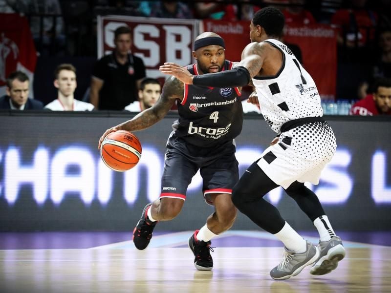 Tyrese Rice (l) verlor mit Brose Bamberg deutlich gegen Bologna. Foto: David Pintens/BELGA