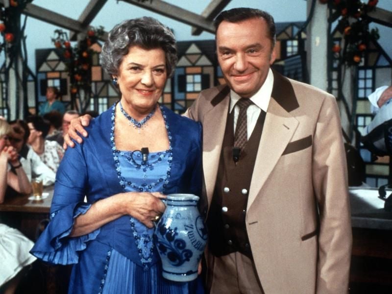 Heinz Schenk als Wirt und Oberkellner in der Sendung „Blauer Bock” (1979), neben ihm Lia Wöhr als Wirtin. Foto: Karl Staedele