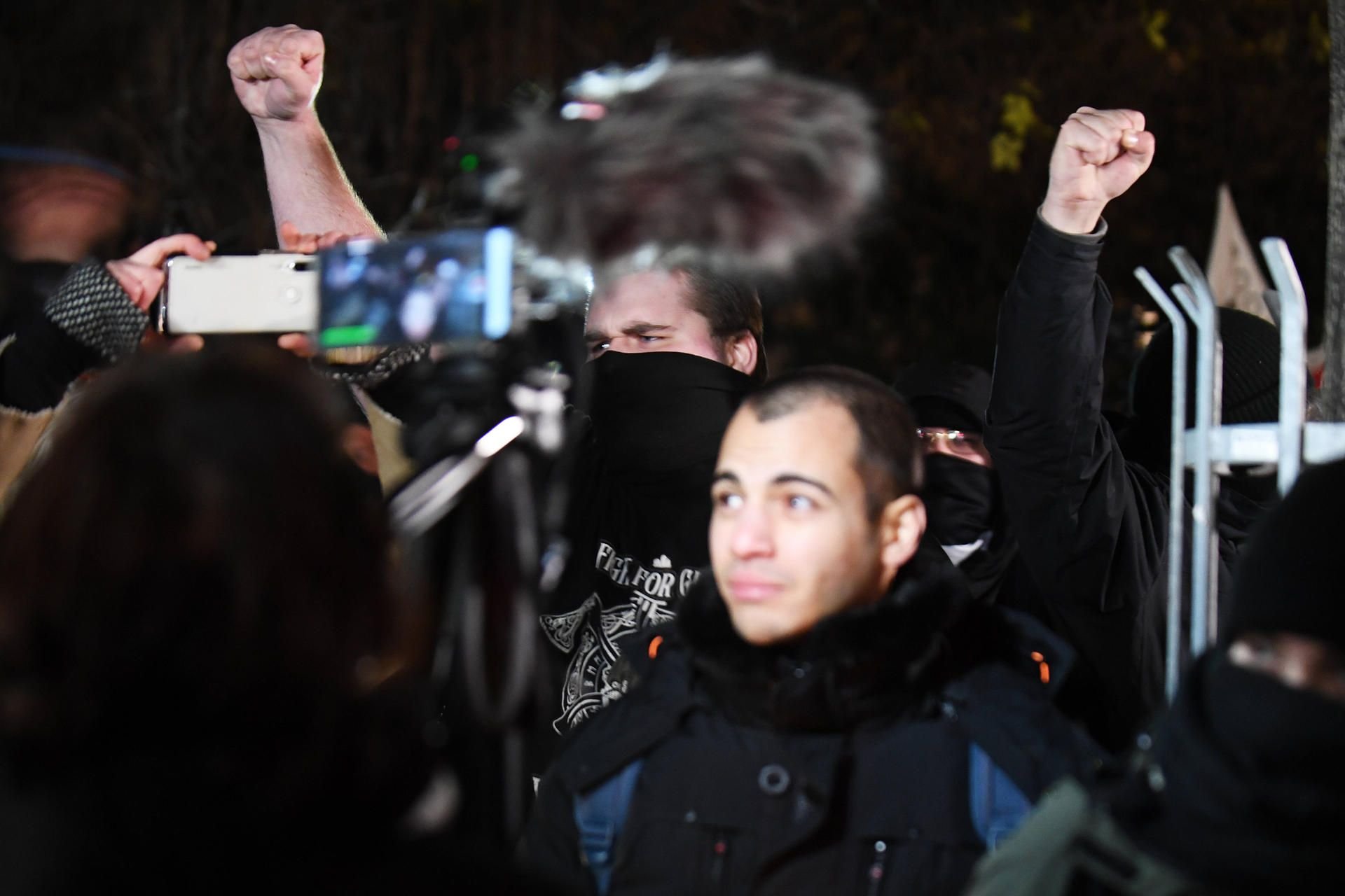 Demonstranten bei der Demonstration gegen die Corona-Maßnahmen Leipzig am 21.11.2020.