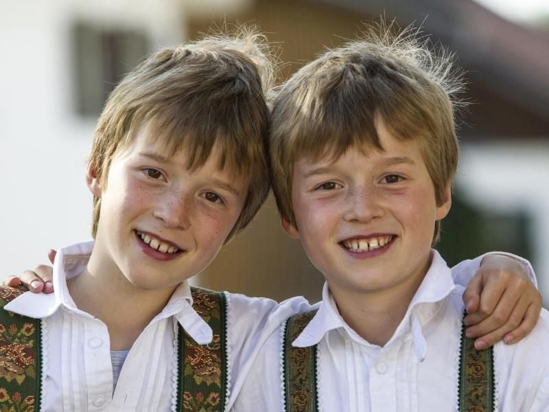 Für Zwillinge ist es wichtig, ihre eigene Identität zu entwickeln. Getrennte Schulklassen können dabei helfen. Foto: Westend61/Varbes