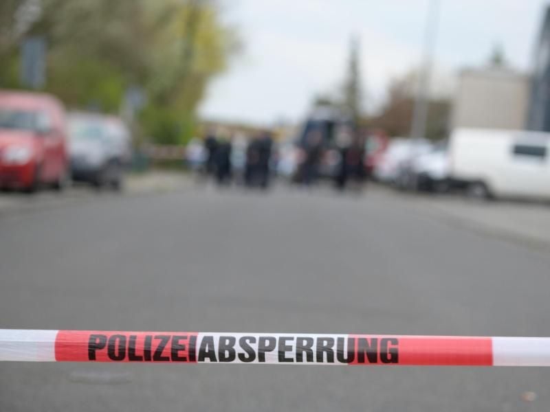 Ein Absperrband sichert den Tatort im Hattersheimer Stadtteil Eddersheim ab. Foto: Andreas Arnold/dpa