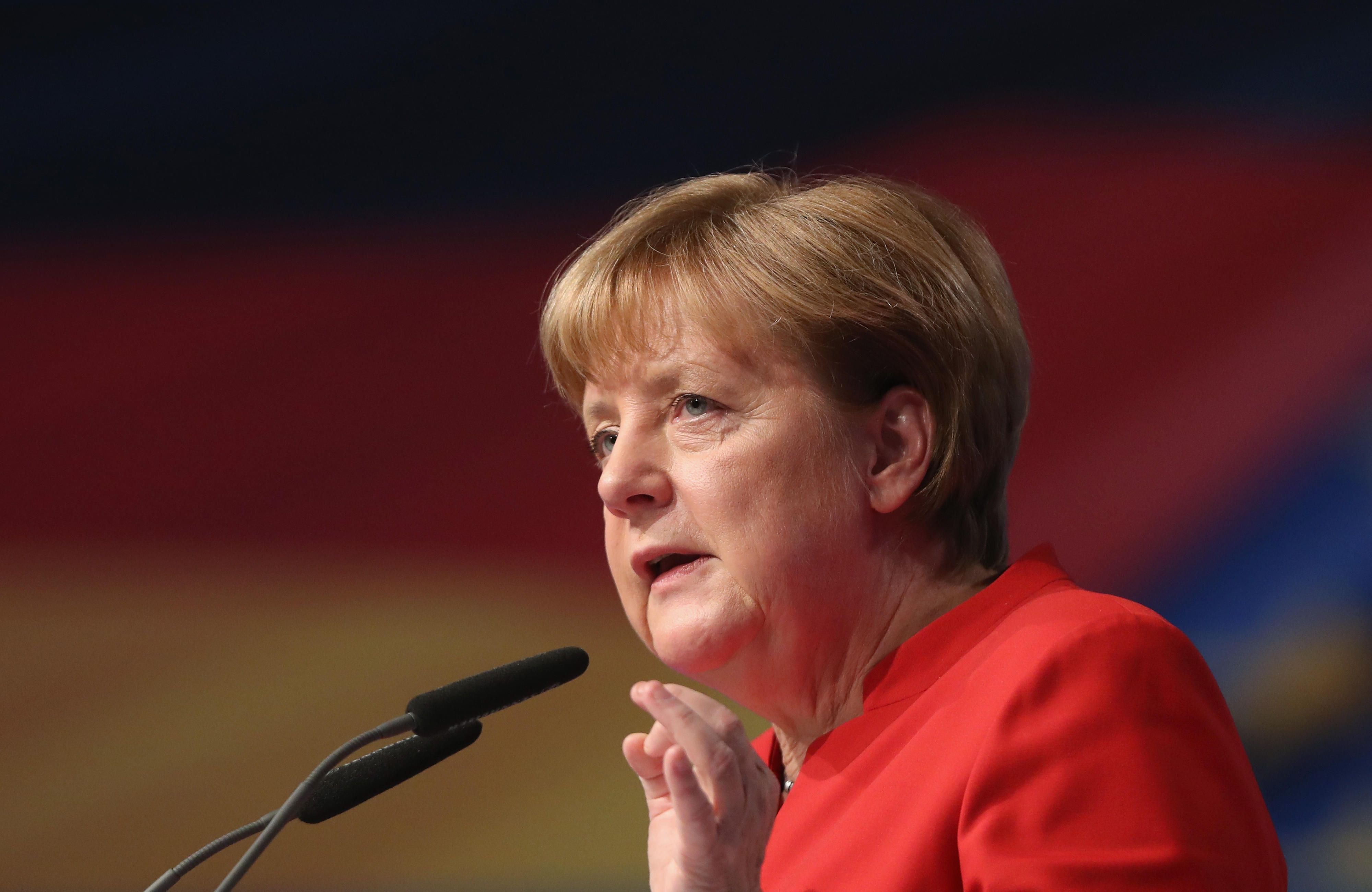 Angesichts der bevorstehenden Bundestagswahl bittet Merkel ihre Parteimitglieder um Hilfe.