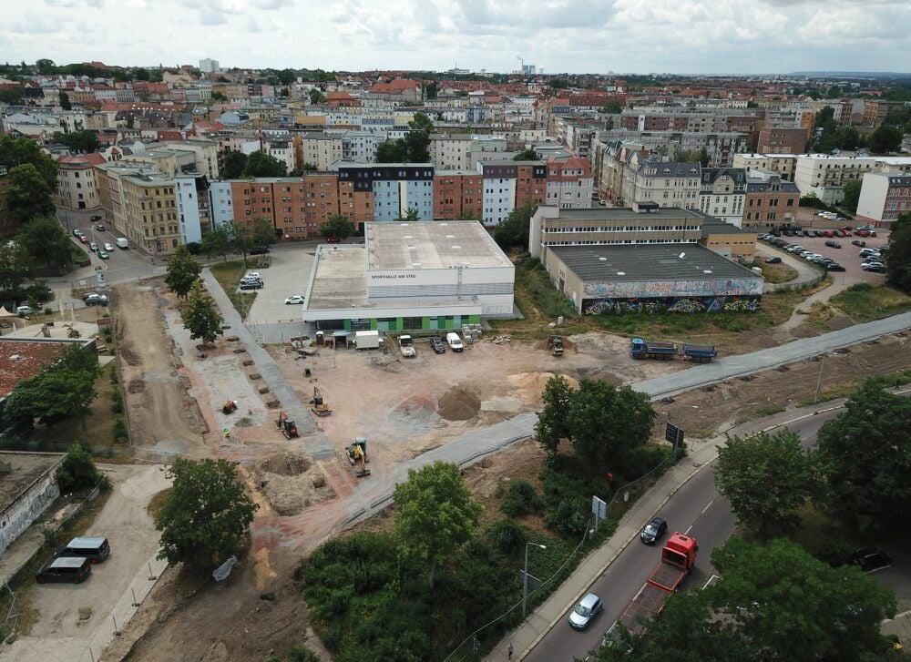 Aus der Luft betrachtet ist die Baustelle am Steg gut zu sehen. Bis Ende des Jahres soll aus dem Areal ein kleiner Park werden.