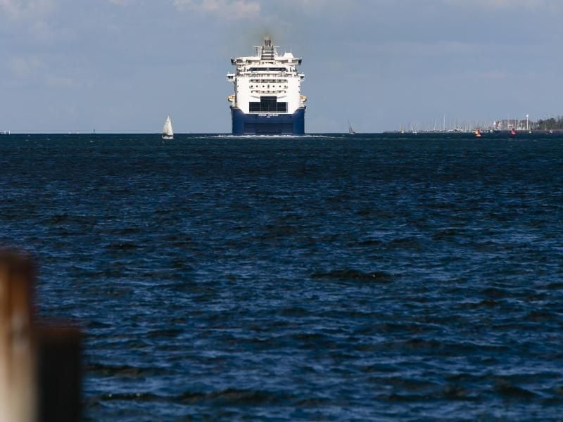 Ein Fährschiff der norwegischen Reederei Color Line verlässt Kiel. Foto: Frank Molter/dpa/Archivbild