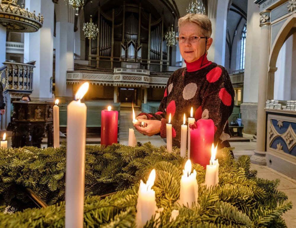 Mehr Licht! Eine ihrer ersten Amtshandlungen morgens in der Stadtkirche besteht für Christina Korselt und ihre Kollegen darin, die Kerzen auch am Adventskranz anzuzünden und niedergebrannte zu erneuern.