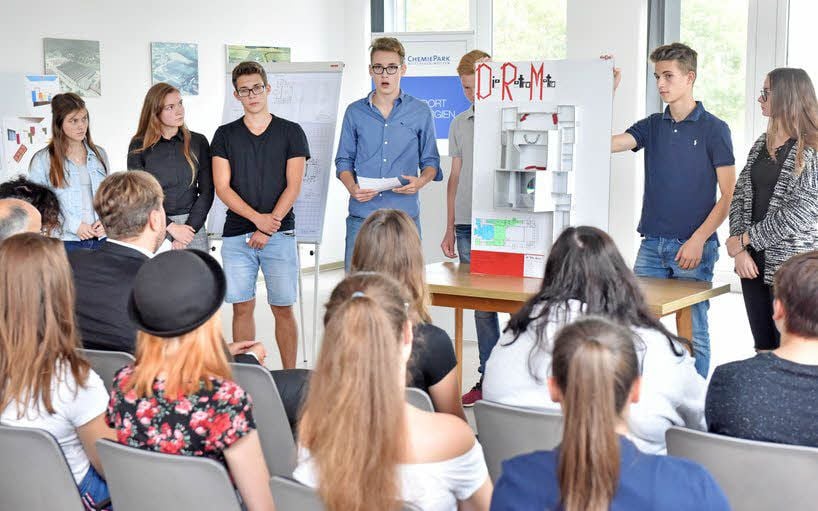 Schüler des Wolfener Heinrich-Heine Gymnasiums haben am Freitag ihre Ideen für eine künftige Nutzung des Bitterfelder Kulturpalastes präsentiert.