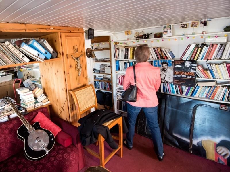 Gut ein Jahr nach dem plötzlichen Tod des Country-Sängers Gunter Gabriel haben Fans und Kaufinteressierte das Hausboot des Stars besichtigt. Foto: Daniel Bockwoldt