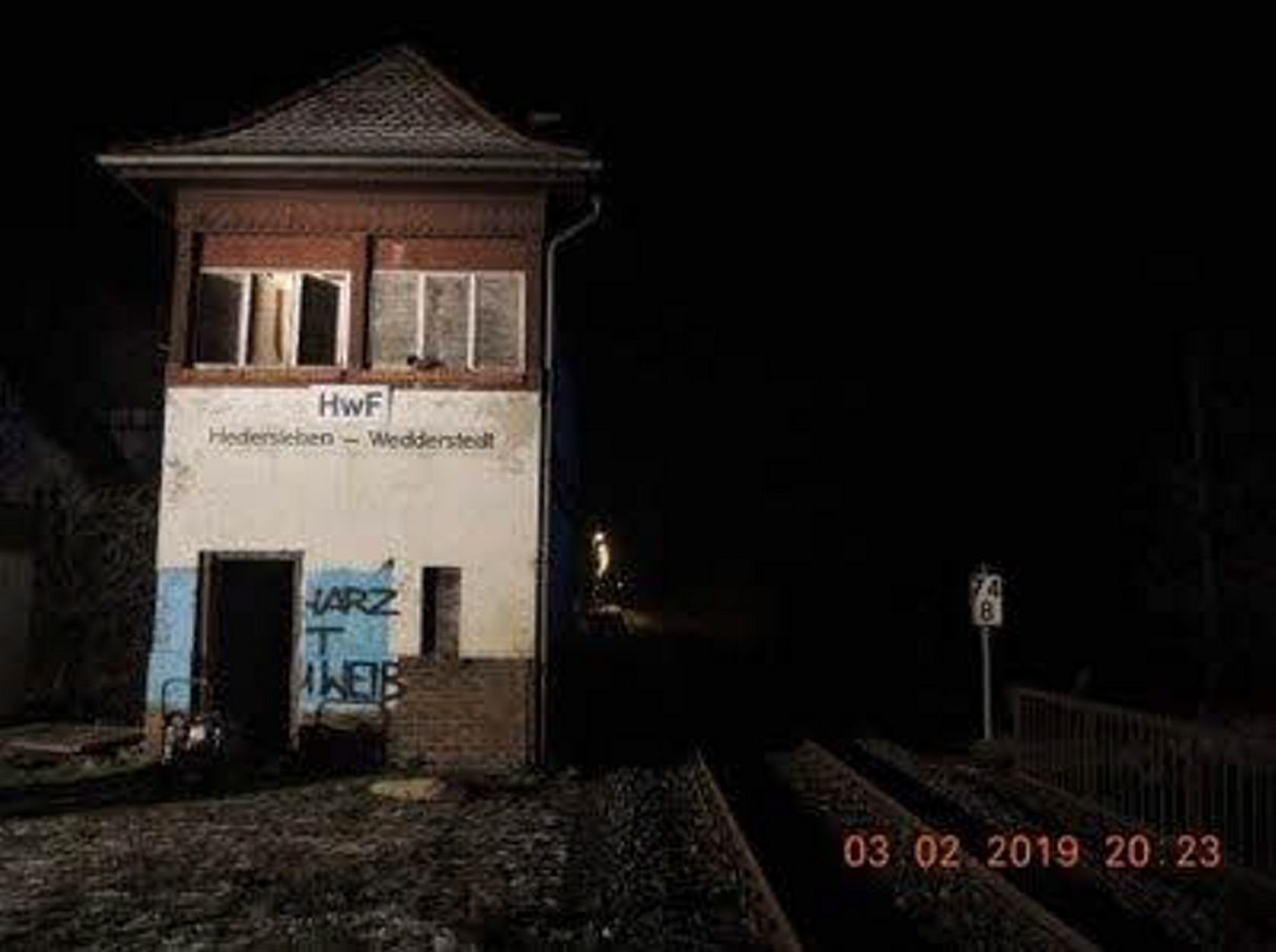 In dem leerstehenden Stellwerk zwischen Hedersleben und Wedderstedt hat es gebrannt.