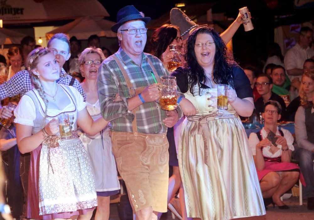Beim großen Faschingsball des Holzdorfer Karnevals Clubs in der Mehrzweckhalle wurde auch bayrische Gemütlichkeit in den Saal getragen.