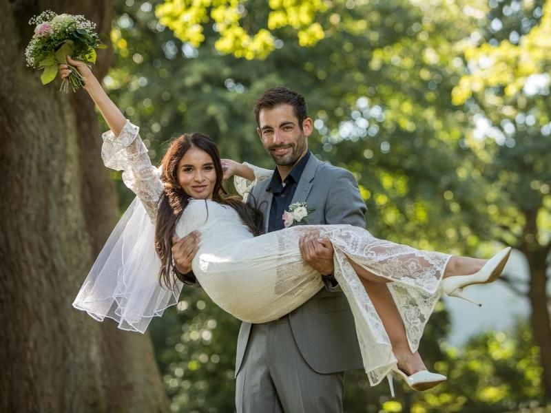 Schon bei der Kleidung können Paare sparen. Wer zum Beispiel einen schönen Anzug im Schrank hat, kann auch den zur Hochzeit tragen, statt einen neuen zu kaufen. Foto: Christin Klose/dpa-tmn