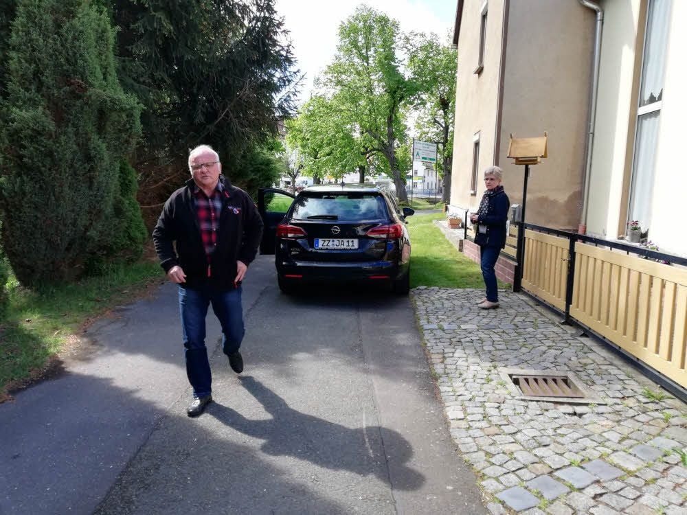 Jürgen Klüttermann wohnt direkt an der Zufahrt zur Kläranlage. Es ist sehr eng. Der Anwohner klagt über Schäden an Haus und Hof.