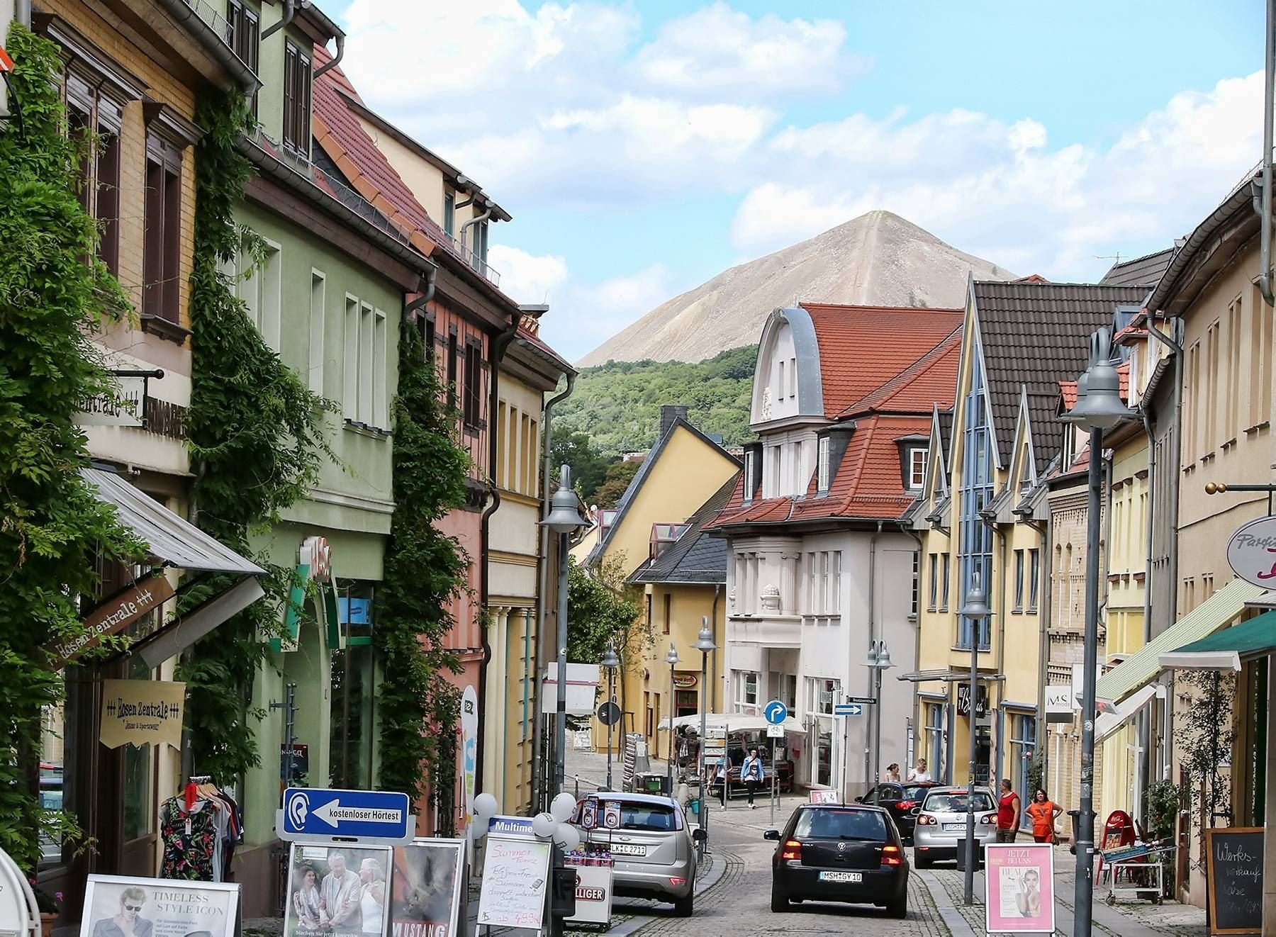 Die Göpenstraße in Sangerhausen mit Blick auf die Schachthalde "Hohe Linde"