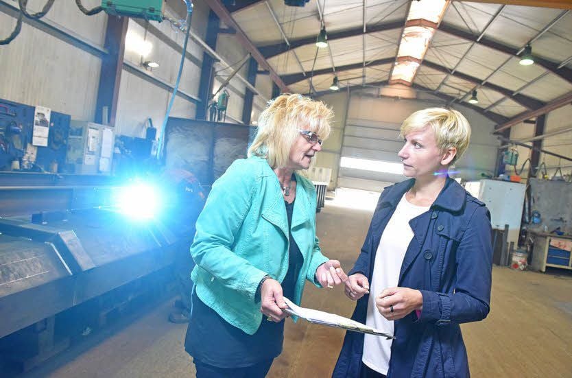 Bettina (l.) und Jana Kretschmer in der Produktionshalle.