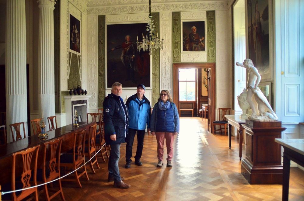 Hans-Jürgen Franke (links) führt durch prächtige Räume des Schlosses in Wörlitz. Hier der Speisesaal.