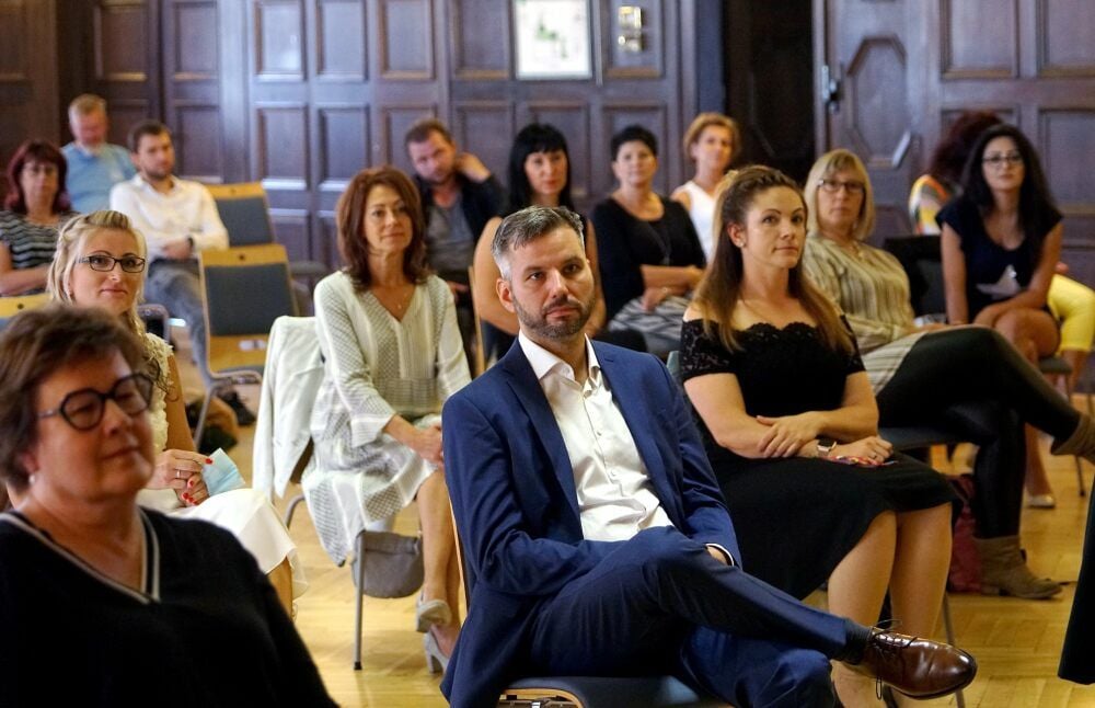 Zur Feierstunde der Absolventen im Bestehornhaus ist auch Sozialministerium Petra Grimm-Benne (vorn links) gekommen.