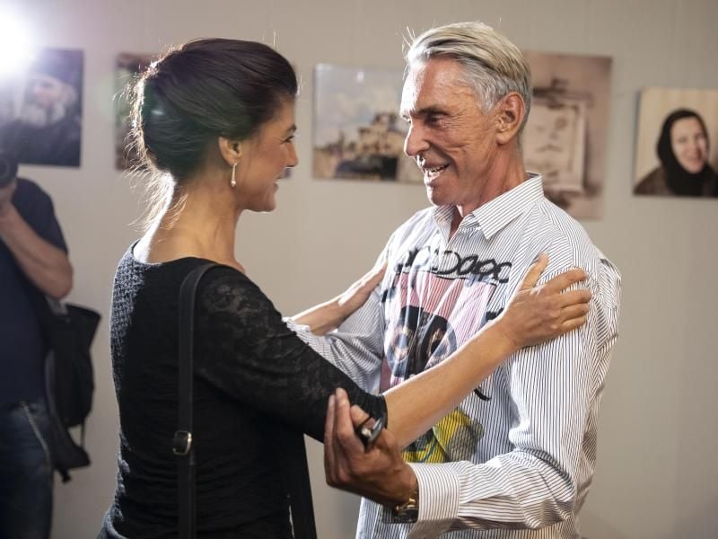 Herzliche Begrüßung vor dem Talk: Sahra Wagenknecht und Wolfgang Joop. Foto: Christoph Soeder