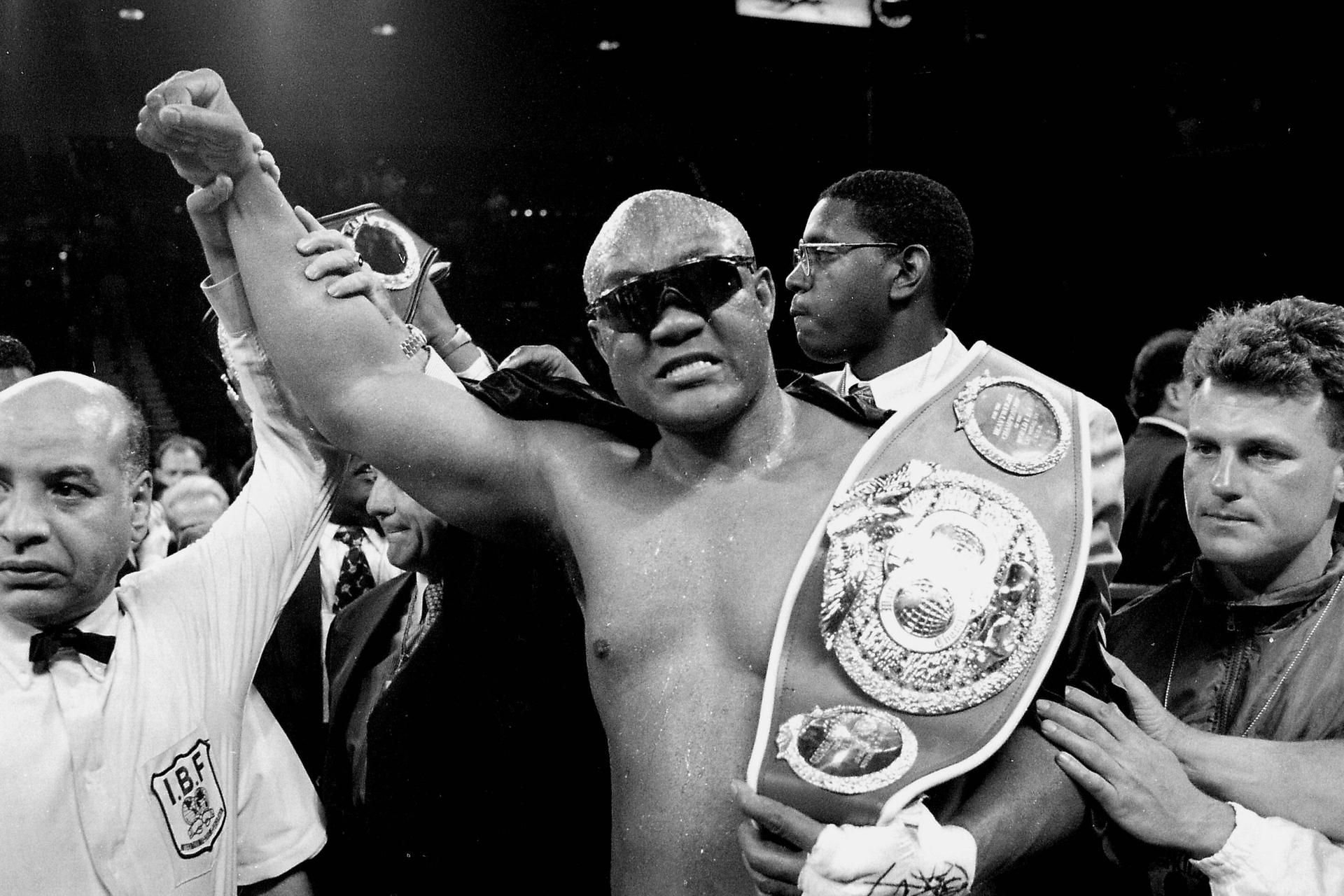 George Foreman jubelt nach seinem umstrittenen Sieg gegen Axel Schulz in Las Vegas.