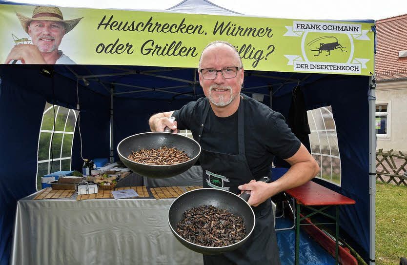Insektenkoch Fank Oschmann mit seinen Spezialitäten.
