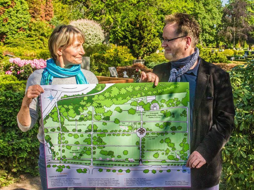 Edda Schumann und Mathias Tietke, Lageplan: Das Blatt soll künftig die Orientierung auf dem Friedhof in der Dresdener Straße vereinfachen.