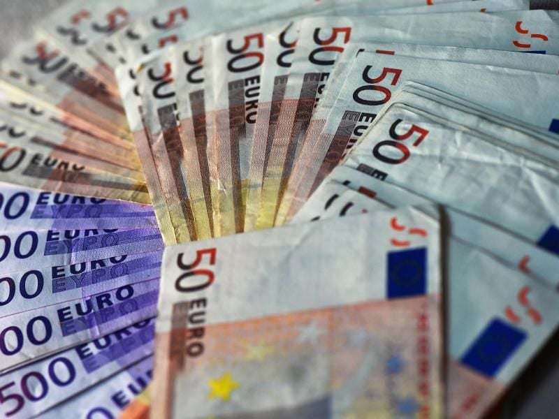 Das Sparkonto ist gut gefüllt. Was damit tun als Neu-Rentner? Foto: Jens Kalaene/dpa