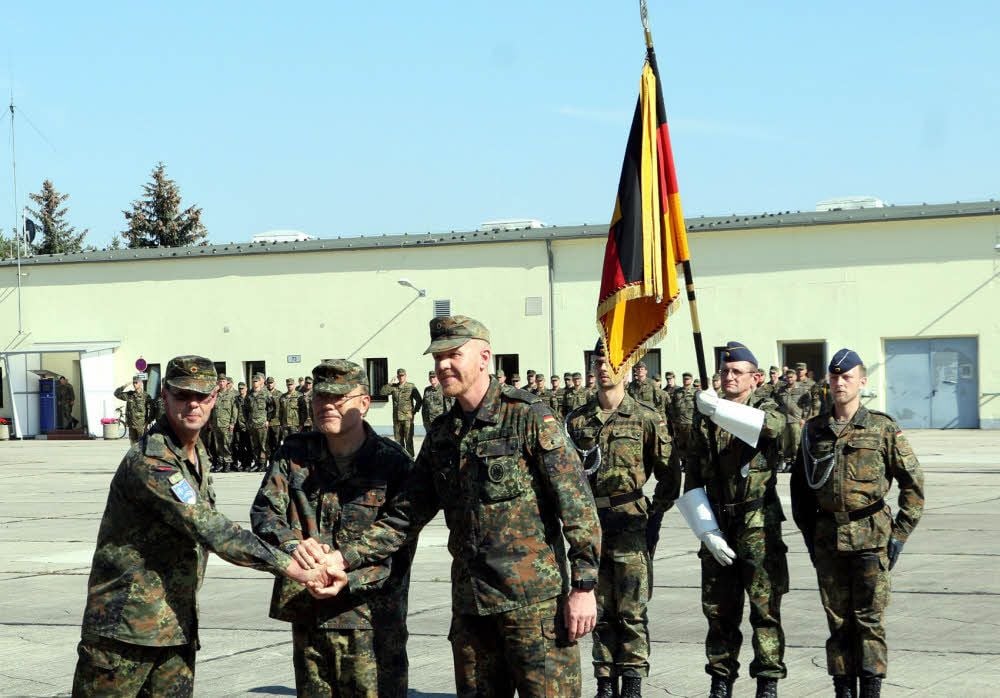 Oberst Mario Herzer (links) hat am Dienstagnachmittag das Kommando über den Holzdorfer Einsatzführungsbereich 3 im Beisein von Generalmajor Walter Huhn an Oberstleutnant Andreas Springer (vorn rechts) übergeben.