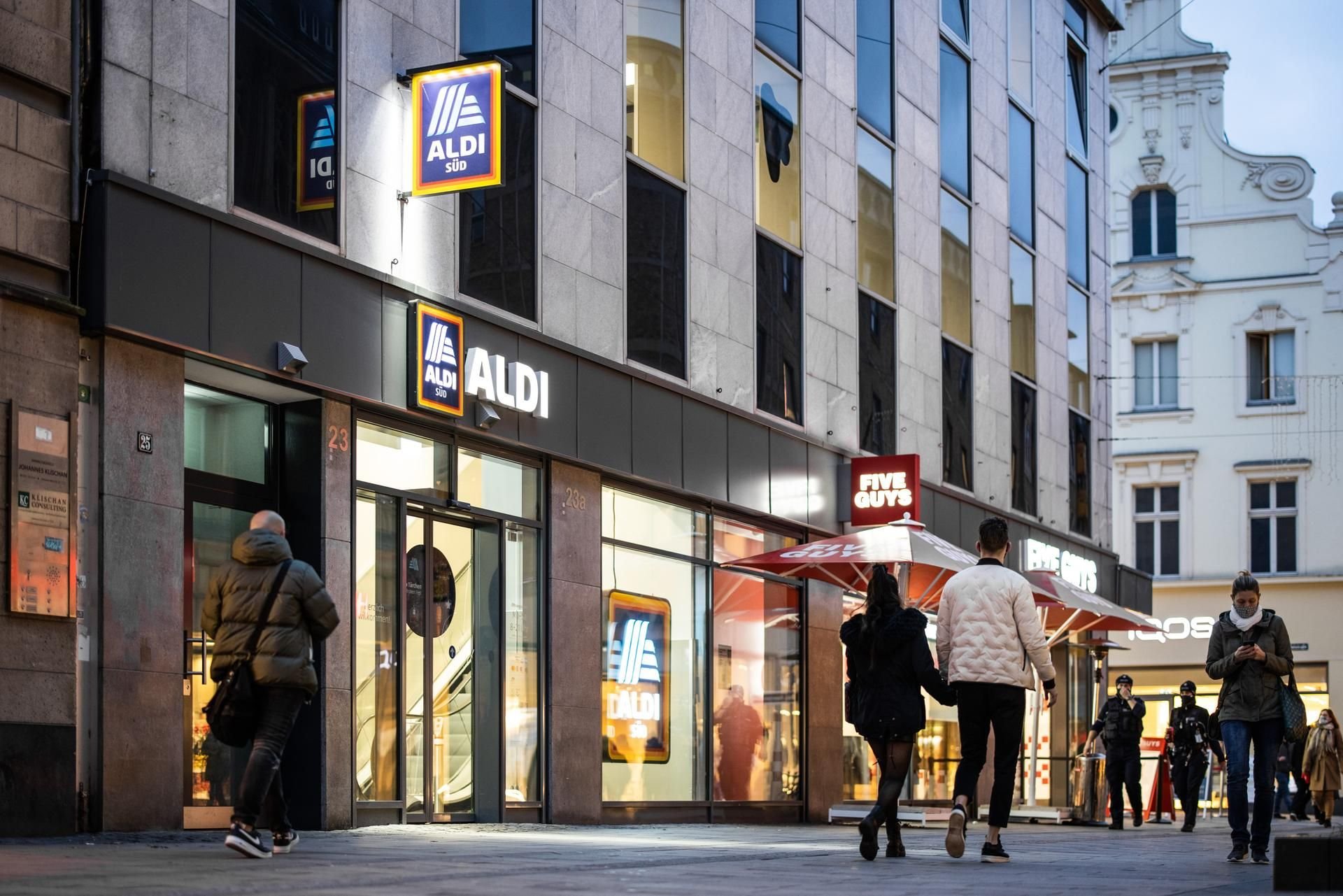 Eine Aldi Süd Filiale steht in einer Fußgängerzone der Düsseldorfer Innenstadt.