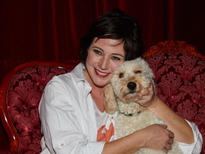 Ildikó von Kürthy mit ihrer Mini-Goldendoodle-Hündin Hilde. Foto: Georg Wendt