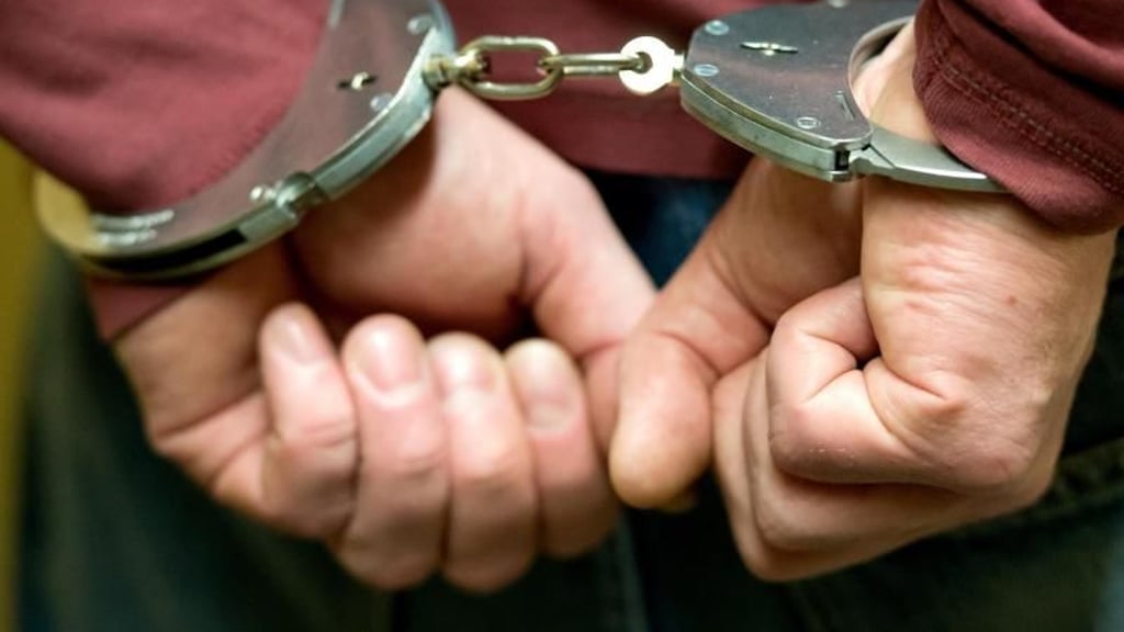 Ein Mann wurde in Thale festgenommen, weil er seinem Gesprächspartner mit dem Einsatz einer Waffe gedroht har.