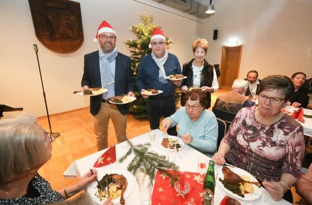 Im Ratssaal Roßlau tafelte einst mit Jörn von der Heydt (mi. ) auch Ortsbürgermeisterin Christa Müller (re.) den Weihnachtsbraten auf.